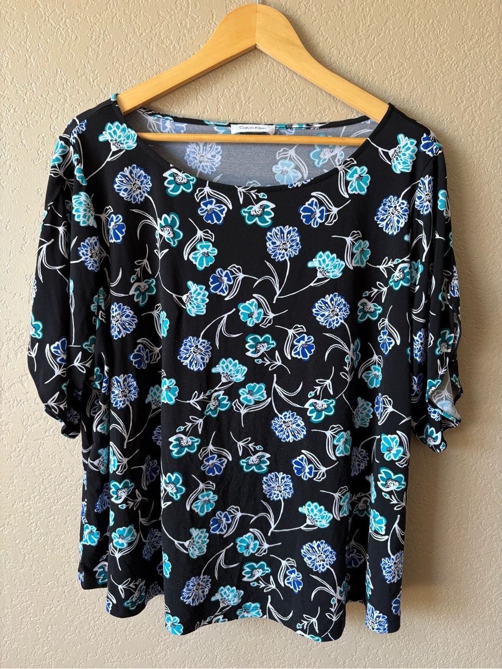Calvin Klein Woman's XL Black Blue Floral Short Sleeve Top Scoop Neck